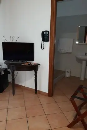 Üç Kişilik Oda, Ek Bina