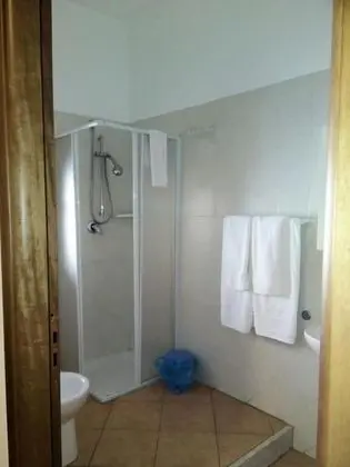 Üç Kişilik Oda, Ek Bina