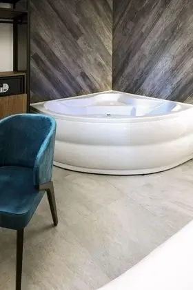 Deluxe Tek Büyük Yataklı Oda, Sıcak Su Havuzu