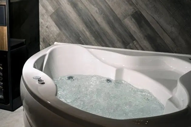 Deluxe Tek Büyük Yataklı Oda, Sıcak Su Havuzu