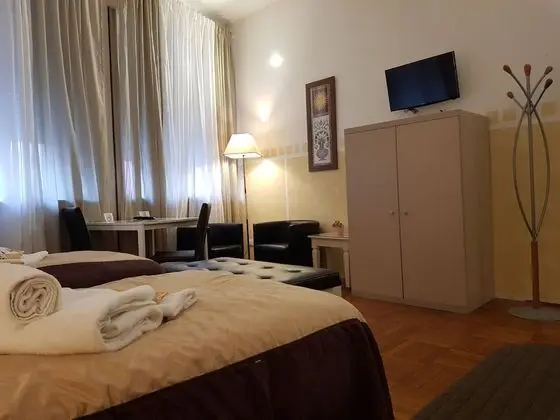 Tek Büyük veya İki Ayrı Yataklı Oda, Ortak Banyo