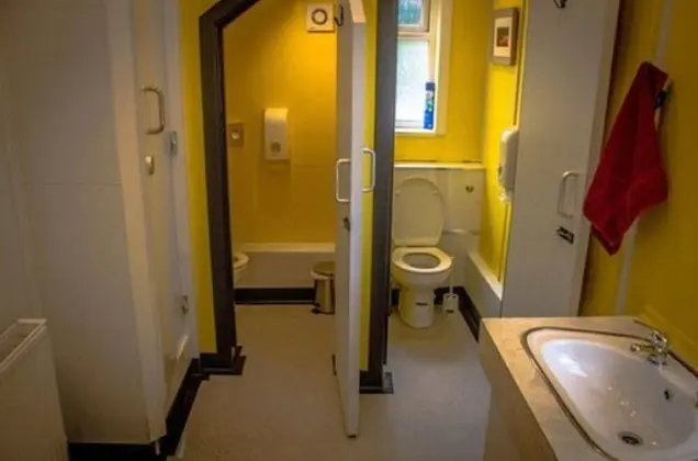 Tek Kişilik Oda, Ortak Banyo