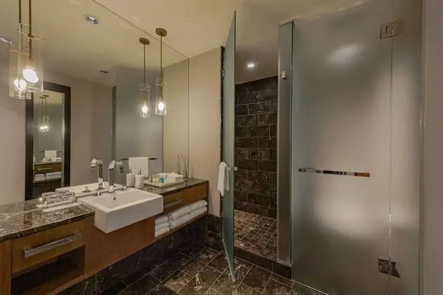 Signature Oda, 2 Büyük (Queen) Boy Yatak, Şehir Manzaralı (Rainfall Shower)