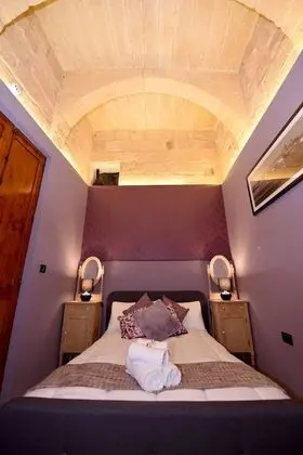 Tek Büyük Yataklı Oda, Sigara İçilmez, Özel Banyo (Hugues 1581)