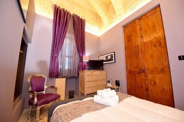 Tek Büyük Yataklı Oda, Sigara İçilmez, Özel Banyo (Hugues 1581)