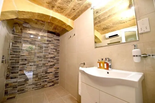 Tek Büyük Yataklı Oda, Sigara İçilmez, Özel Banyo (Hugues 1581)