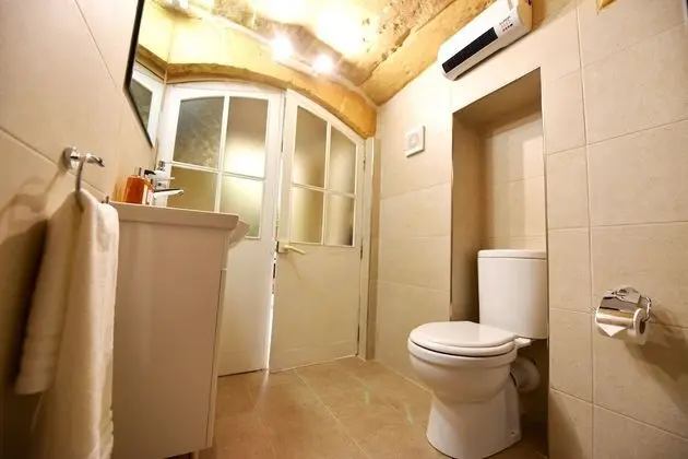 Tek Büyük Yataklı Oda, Sigara İçilmez, Özel Banyo (Hugues 1581)