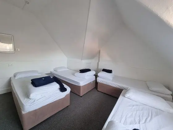 Dört Kişilik Oda, Ortak Banyo