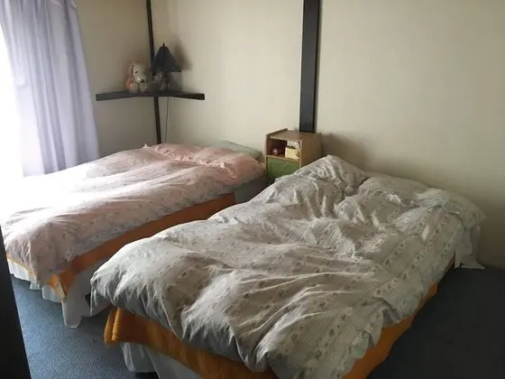İki Ayrı Yataklı Oda, Ortak Banyo
