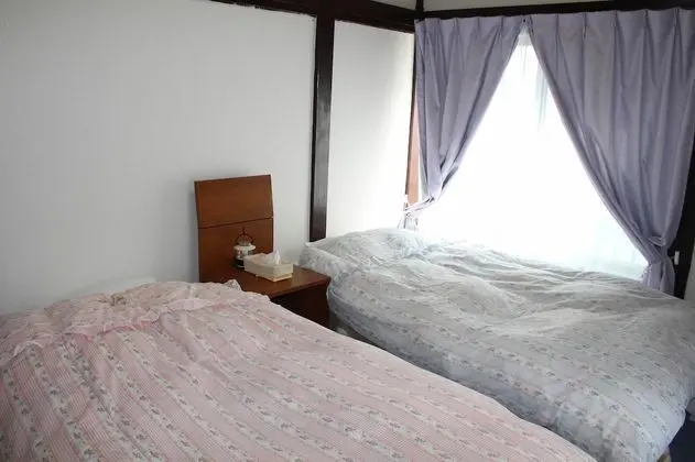 İki Ayrı Yataklı Oda, Ortak Banyo