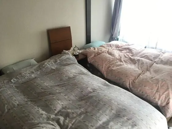 İki Ayrı Yataklı Oda, Ortak Banyo