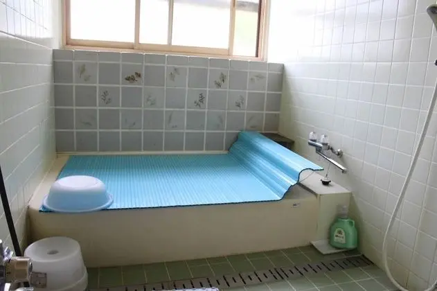 İki Ayrı Yataklı Oda, Ortak Banyo