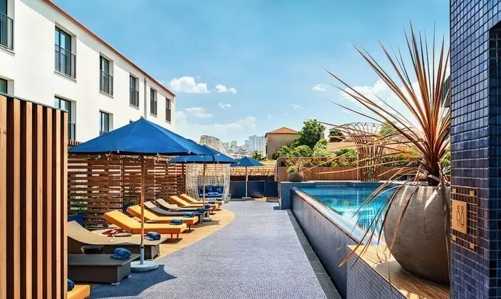 Deluxe Tek Büyük veya İki Ayrı Yataklı Oda, Teras, Havuz Manzaralı
