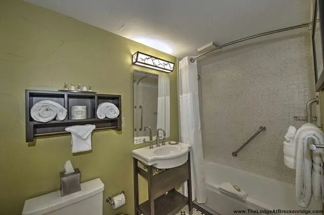 Lodge 2 Queens Guestroom