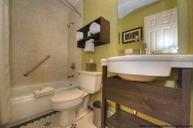 Lodge 2 Queens Guestroom