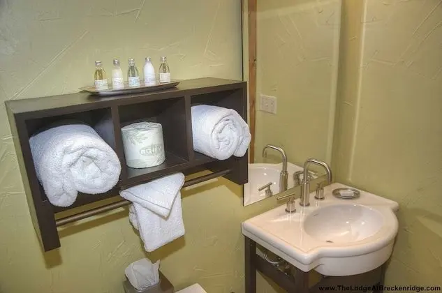 Lodge 2 Queens Guestroom