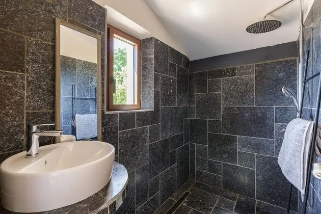 Family Ev, Banyolu/Duşlu, Üzüm Asması Manzaralı