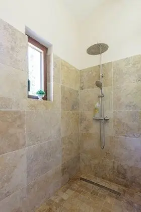 Kır Evi, Özel Banyo, Üzüm Asması Manzaralı (Gîte RDC)