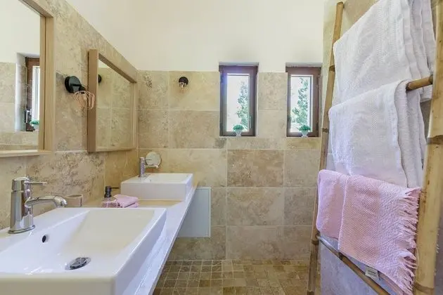 Kır Evi, Özel Banyo, Üzüm Asması Manzaralı (Gîte RDC)