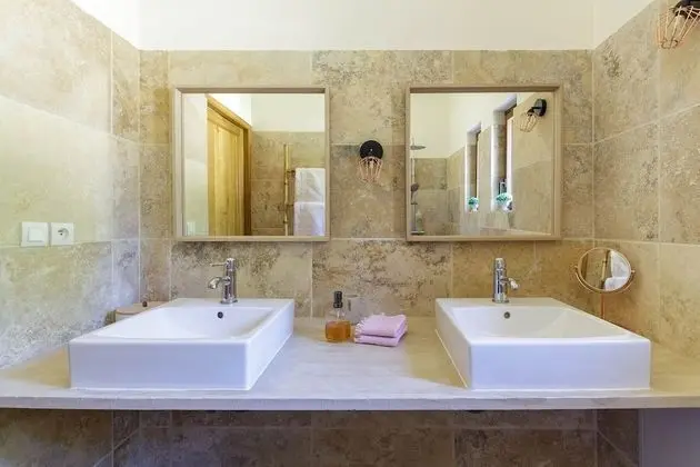 Kır Evi, Özel Banyo, Üzüm Asması Manzaralı (Gîte RDC)