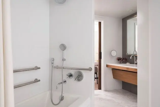 Deluxe Oda, 1 En Büyük (King) Boy Yatak, Engellilere Uygun (Skyline- View , Roll-In Shower)