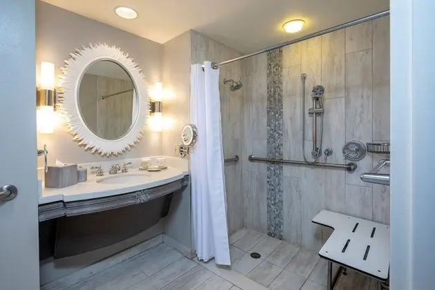 Standard Oda, 2 Büyük (Queen) Boy Yatak (Mobility, Roll-In Shower)