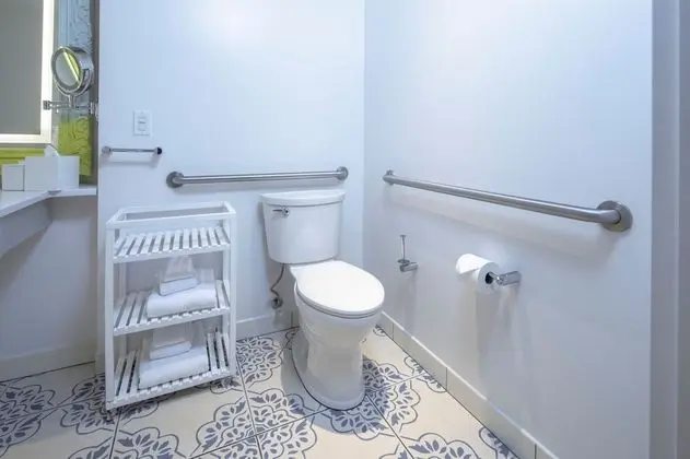 Oda, 2 Büyük (Queen) Boy Yatak, Lagün Manzaralı (Mobility/Hearing, ADA Tub)