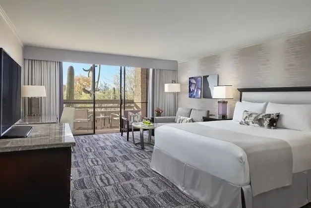 Luxury Oda, 1 En Büyük (King) Boy Yatak, Engellilere Uygun (Roll-in Shower, Skyline/Mountain View)