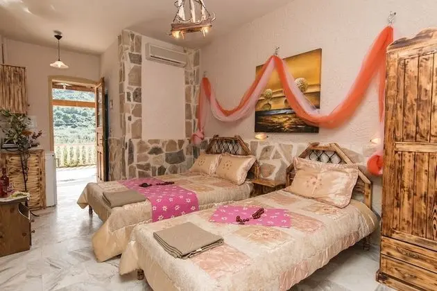 Üç Kişilik Oda