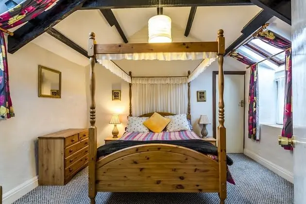 Traditional Çatı Katı (Loft)