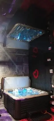 Romantic Süit, Sıcak Su Havuzu