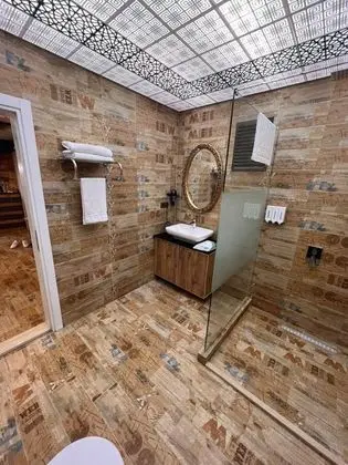 Jakuzili Suit Oda, Şehir Manzaralı, Jakuzili