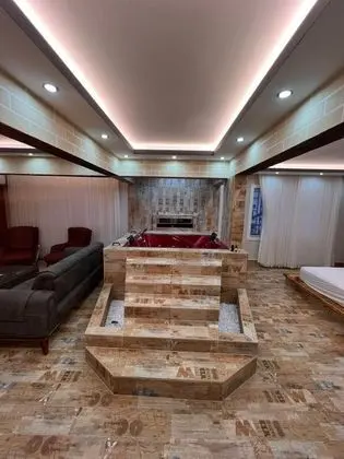 Jakuzili Suit Oda, Şehir Manzaralı, Jakuzili