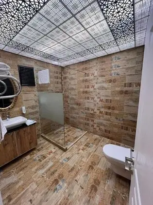 Jakuzili Suit Oda, Şehir Manzaralı, Jakuzili