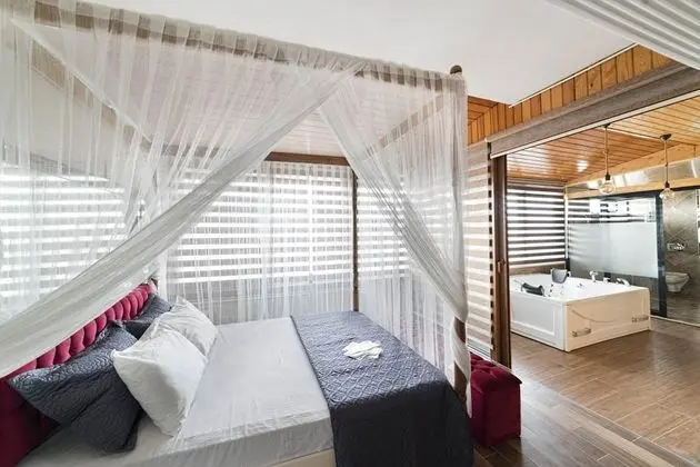 Jakuzili Suit Oda, Şehir Manzaralı, Jakuzili