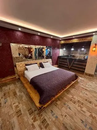 Jakuzili Suit Oda, Şehir Manzaralı, Jakuzili