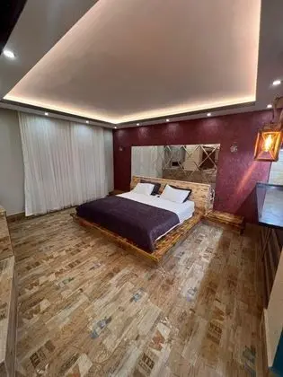 Jakuzili Suit Oda, Şehir Manzaralı, Jakuzili