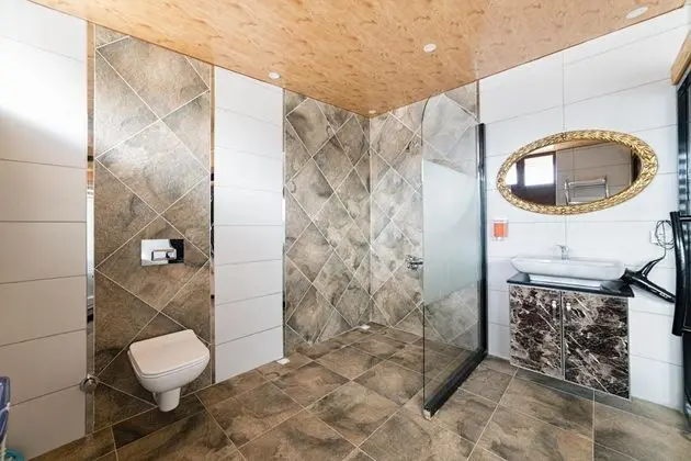 Jakuzili Suit Oda, Şehir Manzaralı, Jakuzili