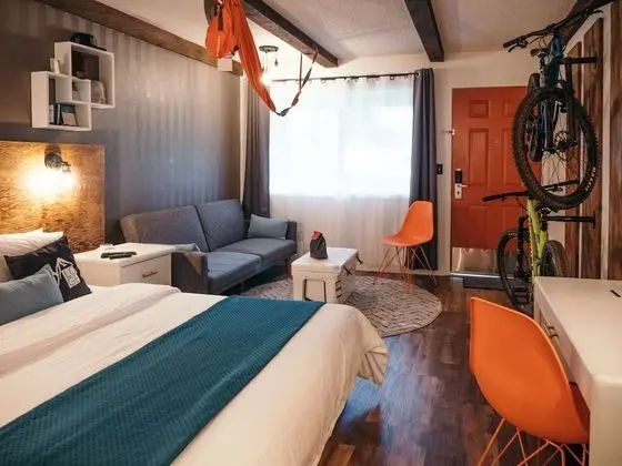 Standard Oda (Single Queen with Sleeper Sofa)