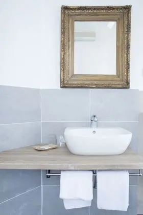 Tek Büyük veya İki Ayrı Yataklı Oda, Ortak Banyo