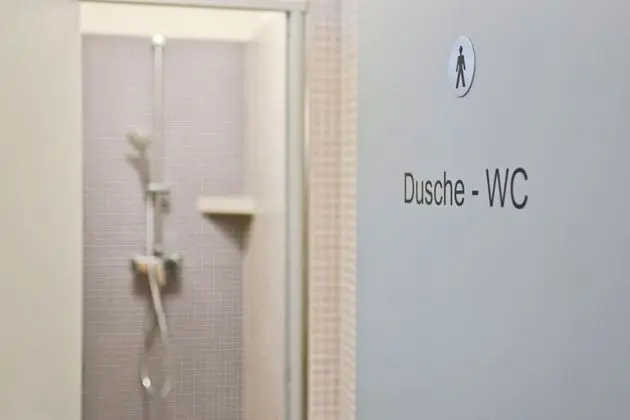 Üç Kişilik Oda, Ortak Banyo