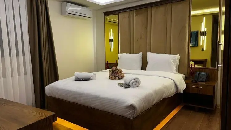 Deluxe Oda, Sokak Manzaralı, Büyük Yataklı