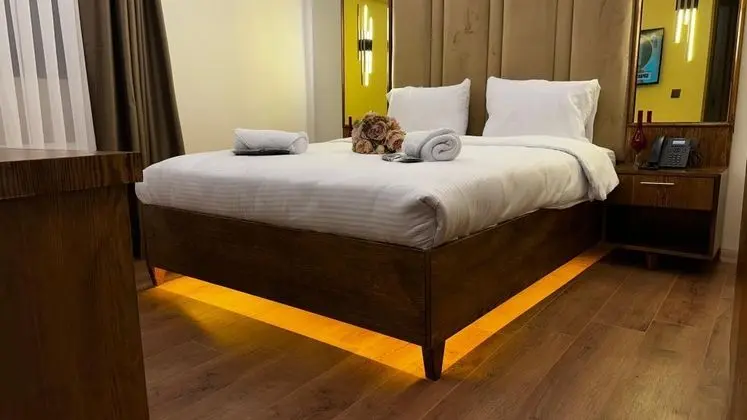 Deluxe Oda, Sokak Manzaralı, Büyük Yataklı