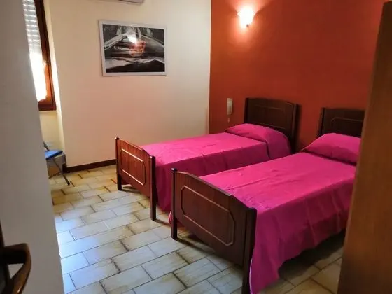 İki Ayrı Yataklı Oda, Ortak Banyo