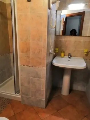 İki Ayrı Yataklı Oda, Ortak Banyo