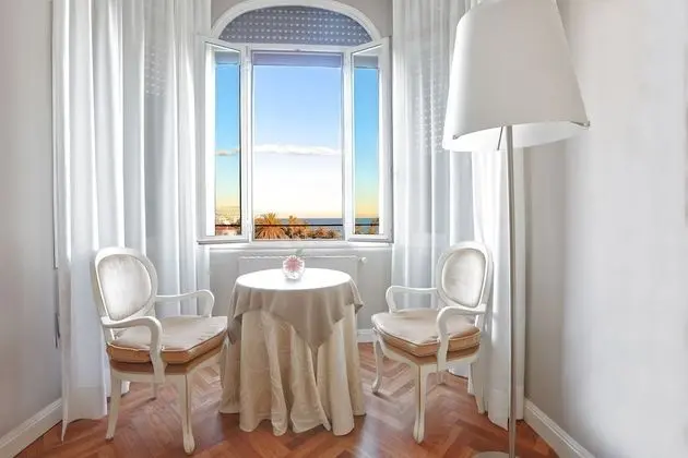 Superior Tek Büyük Yataklı Oda, Kısmi Deniz Manzaralı