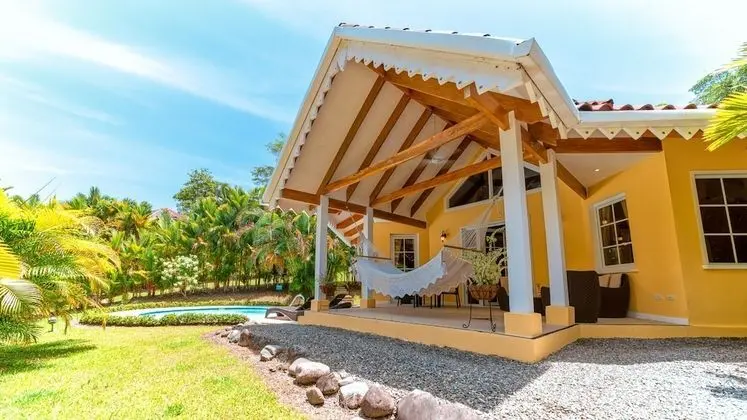 Villa con piscina privada ( 1 Queen + 2 twins)