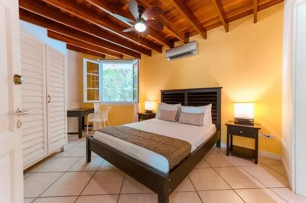 Villa con piscina privada ( 1 Queen + 2 twins)