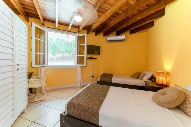 Villa con piscina privada ( 1 Queen + 2 twins)
