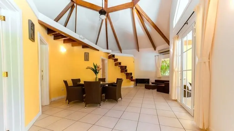 Villa con piscina privada ( 1 Queen + 2 twins)